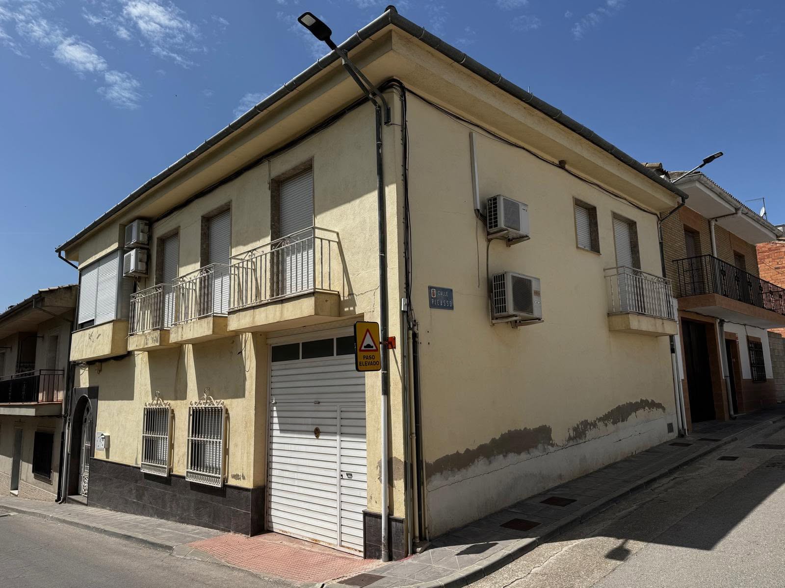 Casa antes de pintar en Jaén