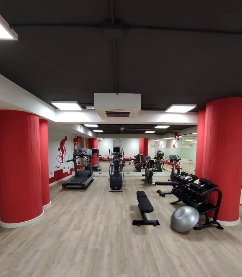 Gimnasio pintado con vinilos