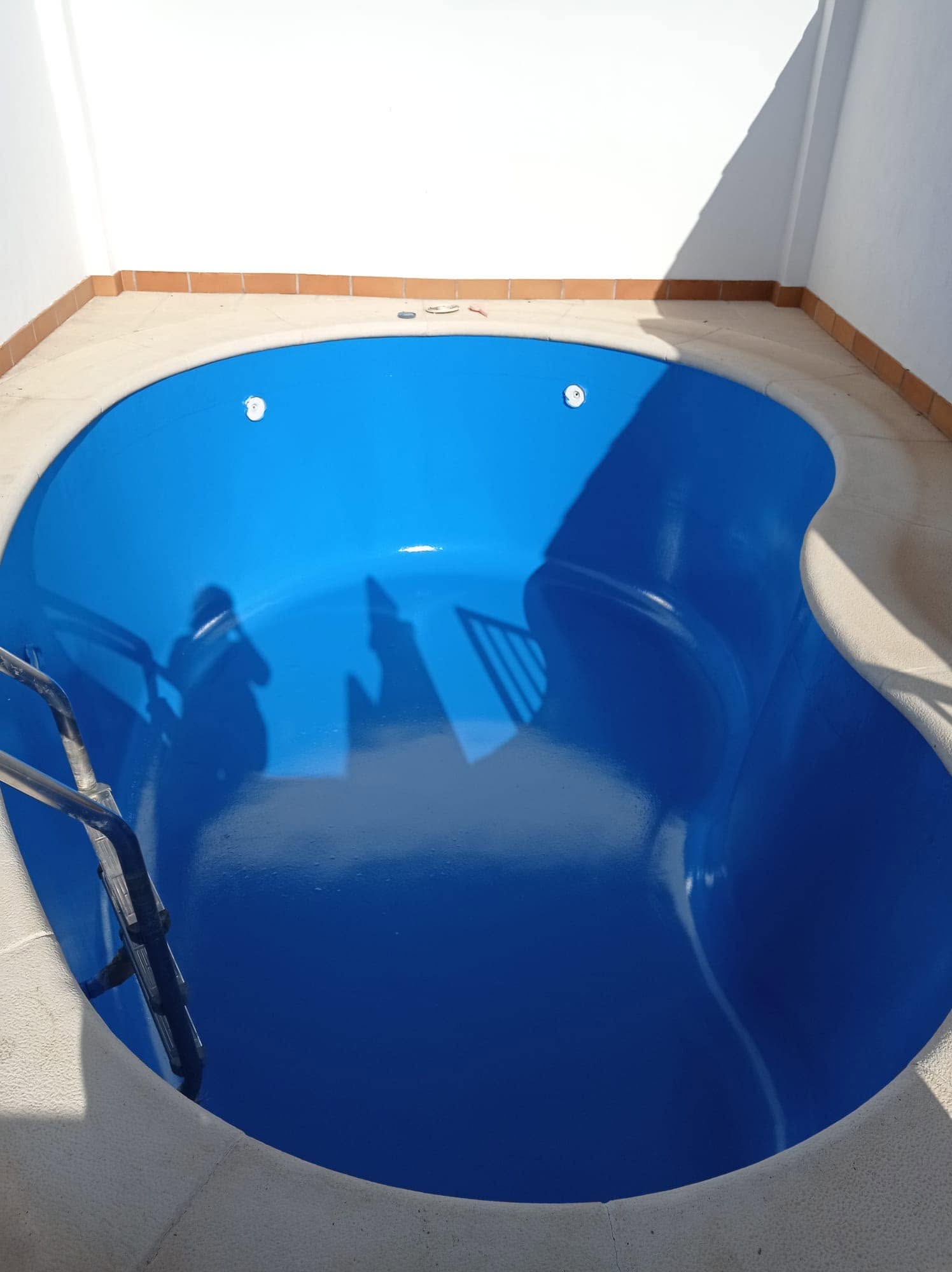 Piscina arreglada y pintada