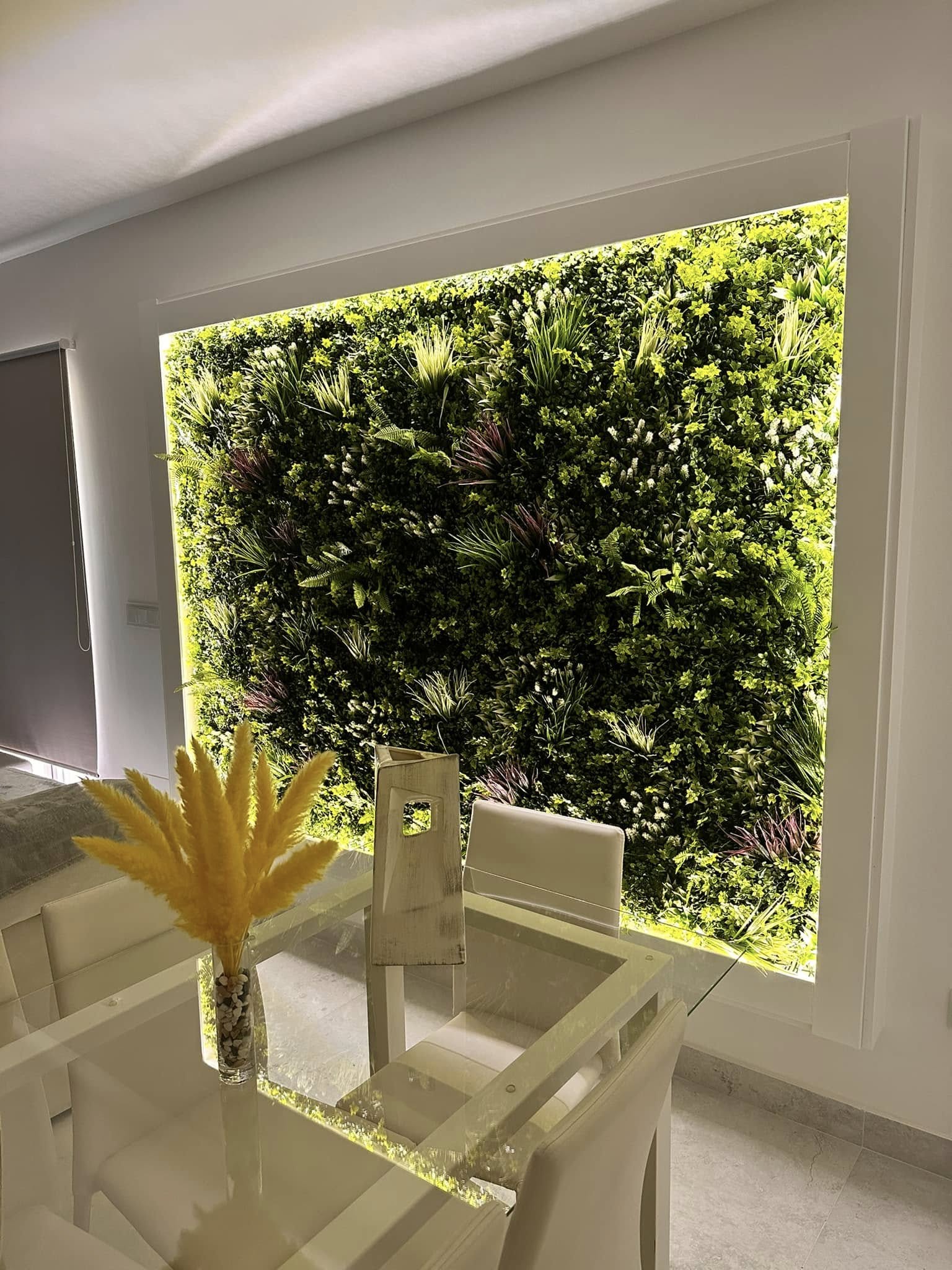 Pared con plantas artificiales y LED