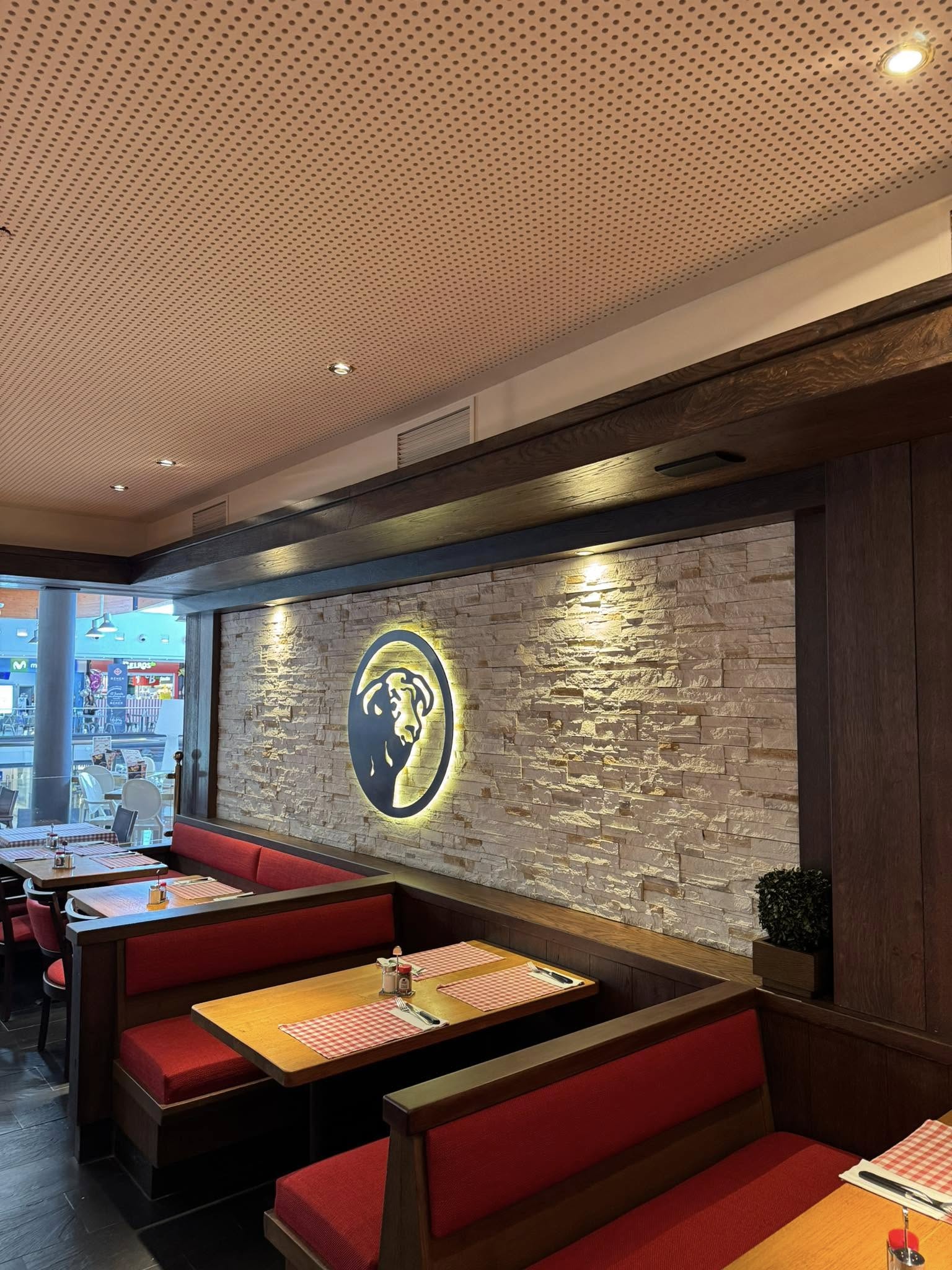 Restaurante pintado con rótulo de luz