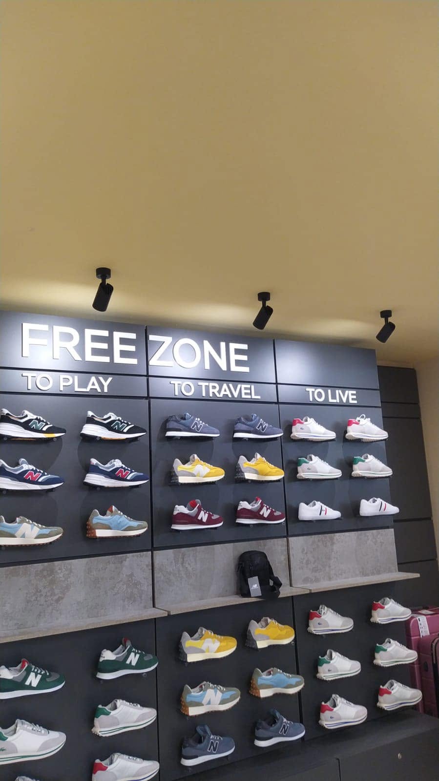 Tienda de zapatillas decorada