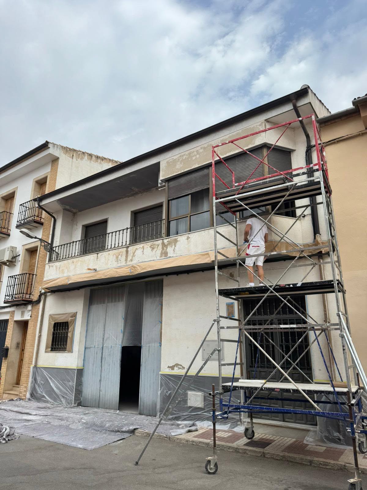 Pintores de Los Pipas trabajando en fachada en altura en Jaén
